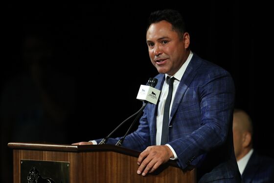 Oscar De La Hoya Says Boxing Has a Place for Tyson and Jake Paul