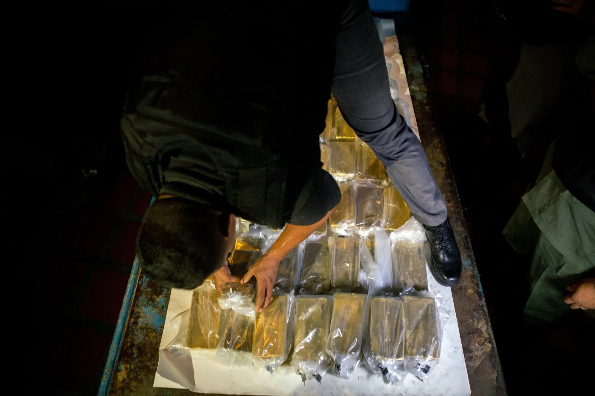 A member of a military Members of a military transportation agency unload gold bars from a plane for transport to the Central Bank of Venezuela in Caracas&nbsp;on&nbsp;March 22, 2018.&nbsp;