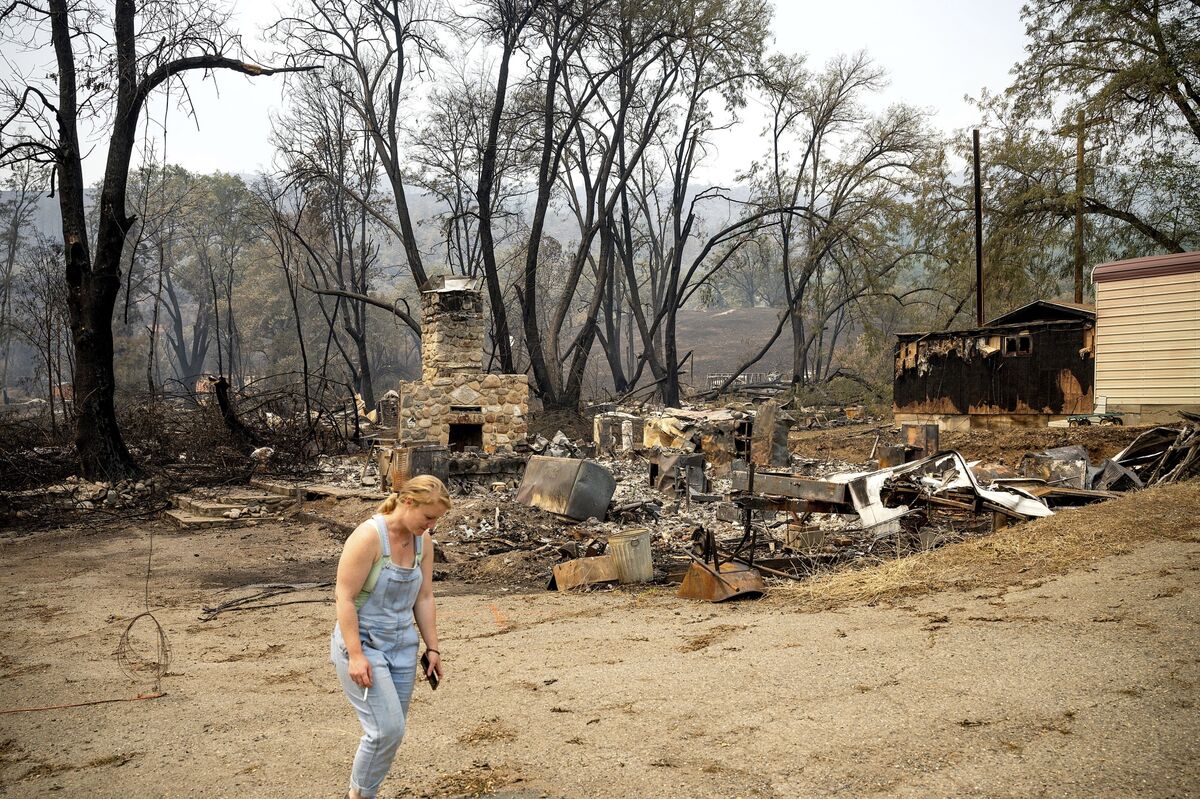 Wind-whipped Fire Leaves Northern California Hamlet in Ashes - Bloomberg