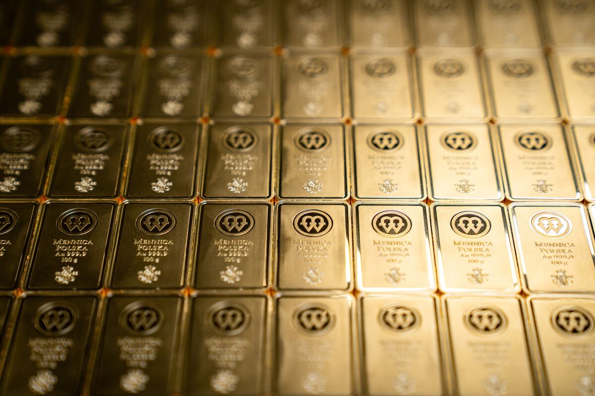 
                            Gold Slumps as Strong Dollar, Yields Offset War-Risk Premium