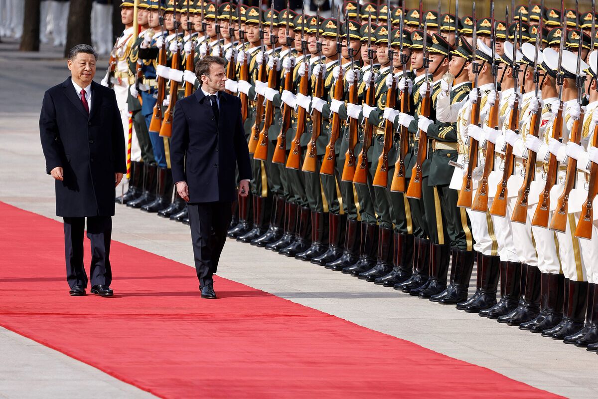 Xi Courts Macron in Diplomatic Effort to Isolate Japan’s Premier