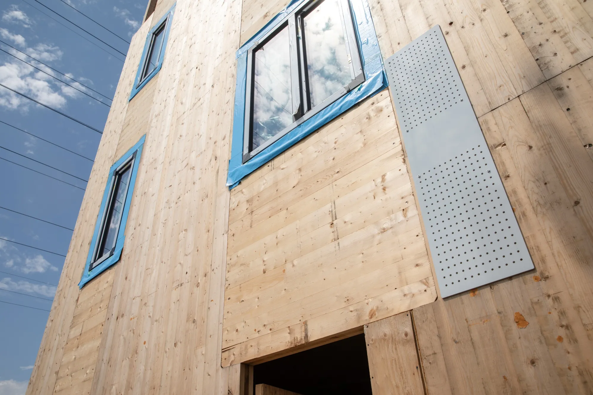 An&nbsp;apartment building under construction in Hamilton, Ontario.