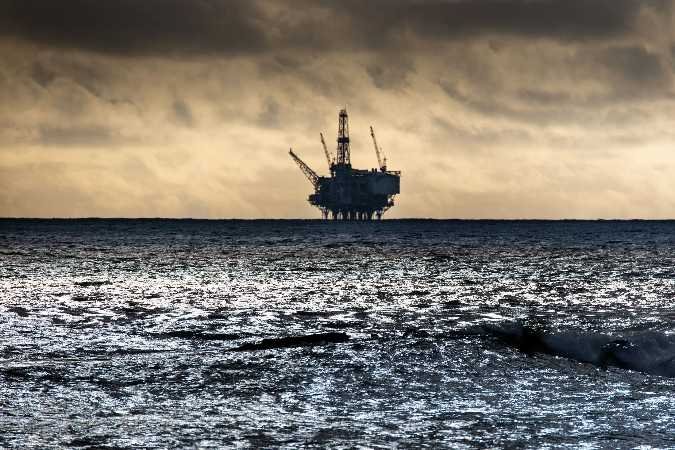 An&nbsp;offshore oil rig part of&nbsp;Exxon Mobil’s Santa Ynez Unit&nbsp;off the coast of&nbsp;Refugio Beach State Park in Goleta, California.