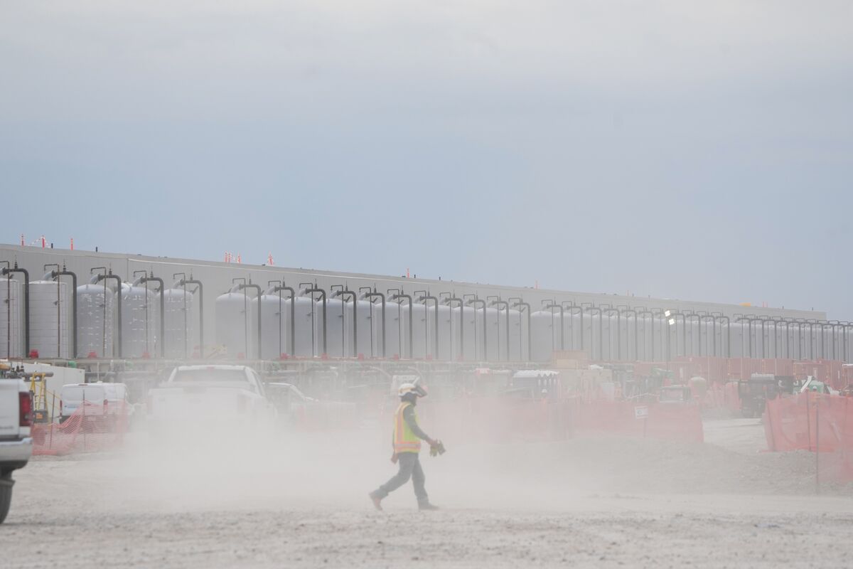 Data center de inteligência artificial cercado por infraestrutura elétrica sob céu carregado