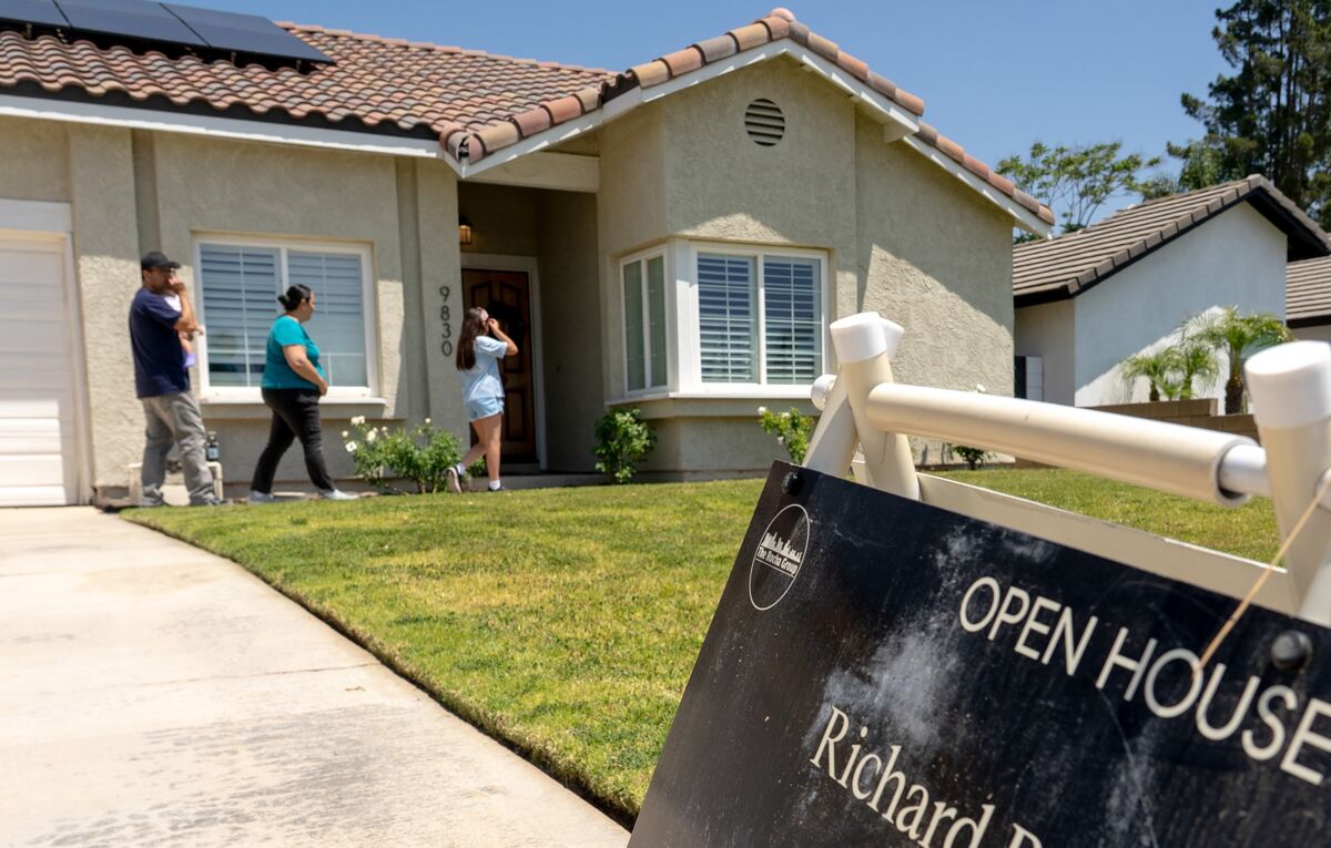 bloomberg.com - Christine Maurus - US Housing Market Waits for Its Spring Rebound