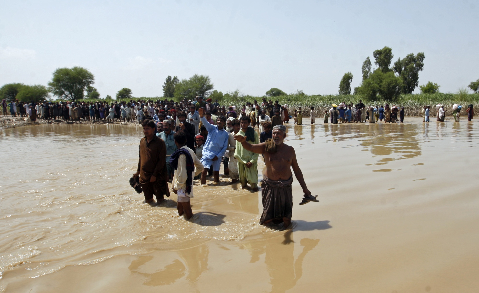 UN Chief Asks World For 'Massive' Help In Flood-hit Pakistan - Bloomberg