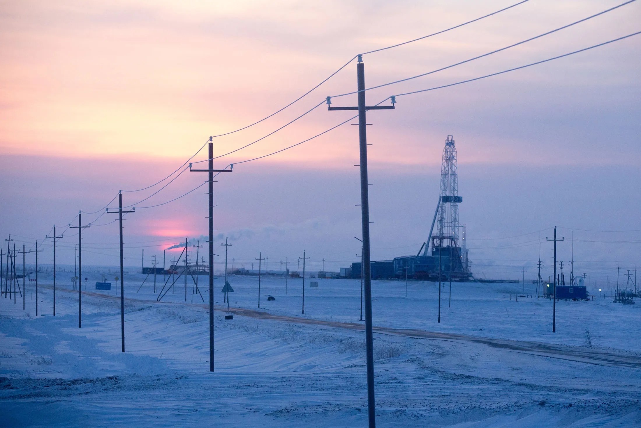 An oil derrick stands near the Russkoye heavy crude oil field, operated by Rosneft PJSC, in the Yamalo-Nenets region of East Siberia, near Novy Urengoy, in Russia, on Thursday, Dec. 8, 2016. The surprise $11 billion sale of shares in oil giant Rosneft PJSC to Qatar's sovereign wealth fund and Glencore Plc caps a 2016 that's only gotten better for the Russian President Vladimir Putin as the political tide moved in his favor.