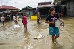 Residents evacuate&nbsp;from their submerged homes following&nbsp;Super Typhoon Noru in San Ildefonso.