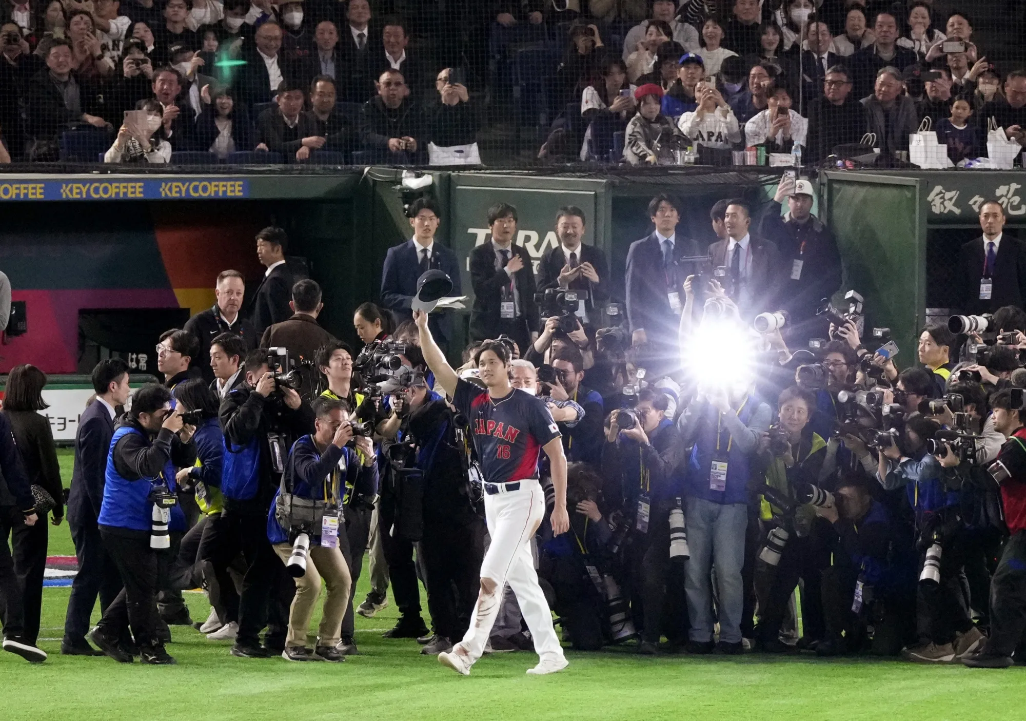 WBCの試合で手を振る日本代表の大谷翔平選手（3月6日、東京ドームで）