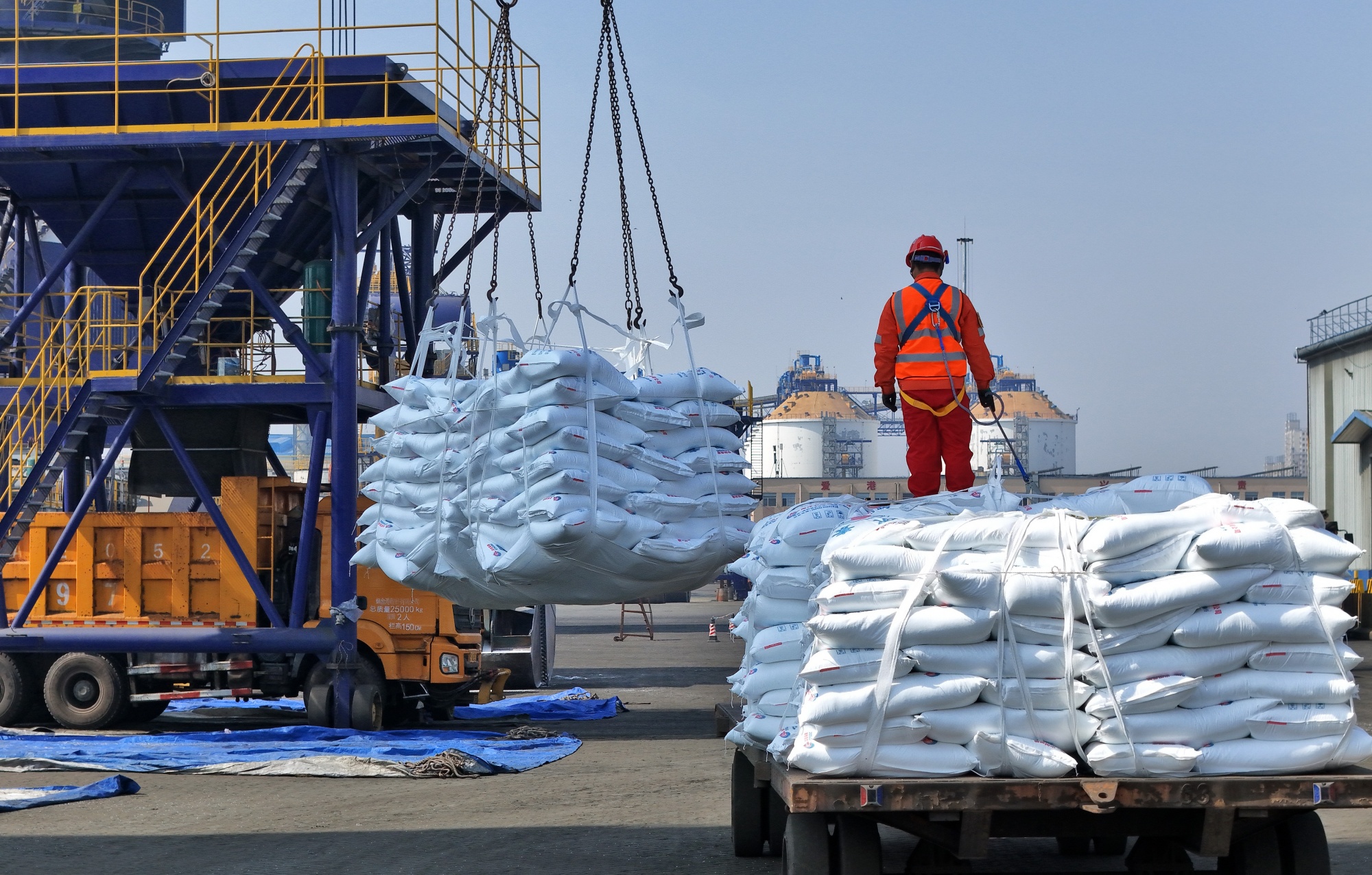 YANTAI, CHINA - MARCH 13, 2026 - Workers unload urea fertilizer from cargo ship in Yantai Port, Shandong Province, China on March 13, 2026. (Photo credit should read CFOTO/Future Publishing via Getty Images)