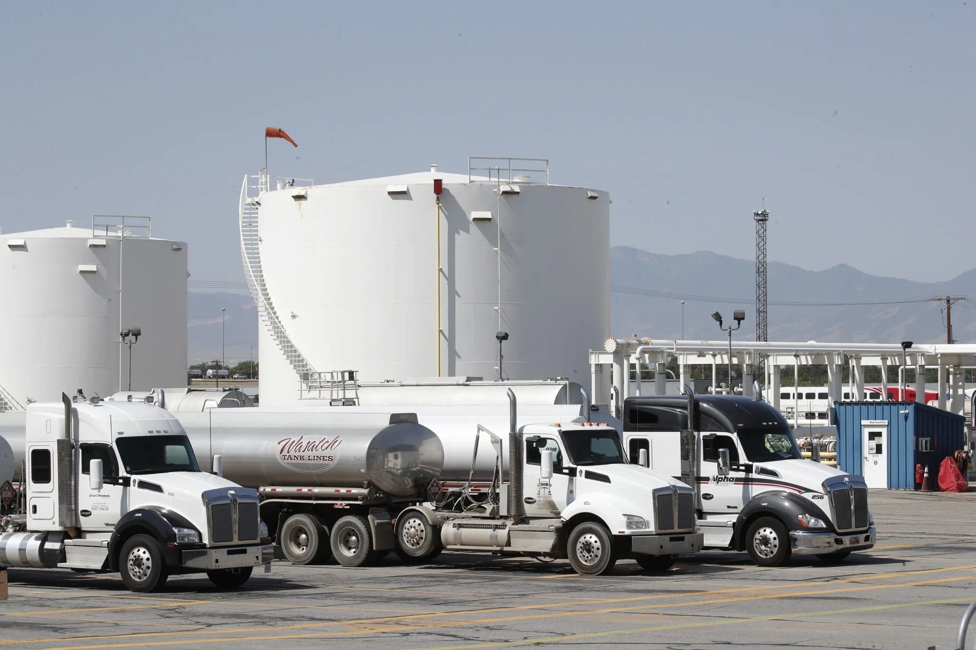 Camiones cisterna hacen fila en una refinería de petróleo en Salt Lake City, Utah.