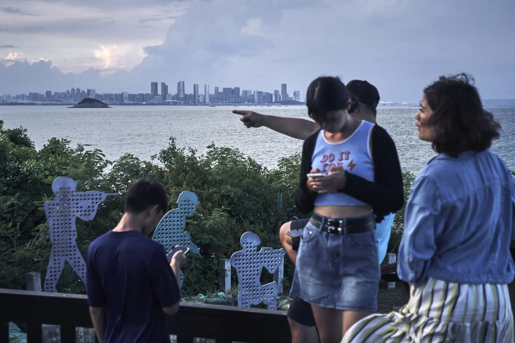 Visitors view&nbsp;Xiamen on mainland China from Kinmen, Taiwan.