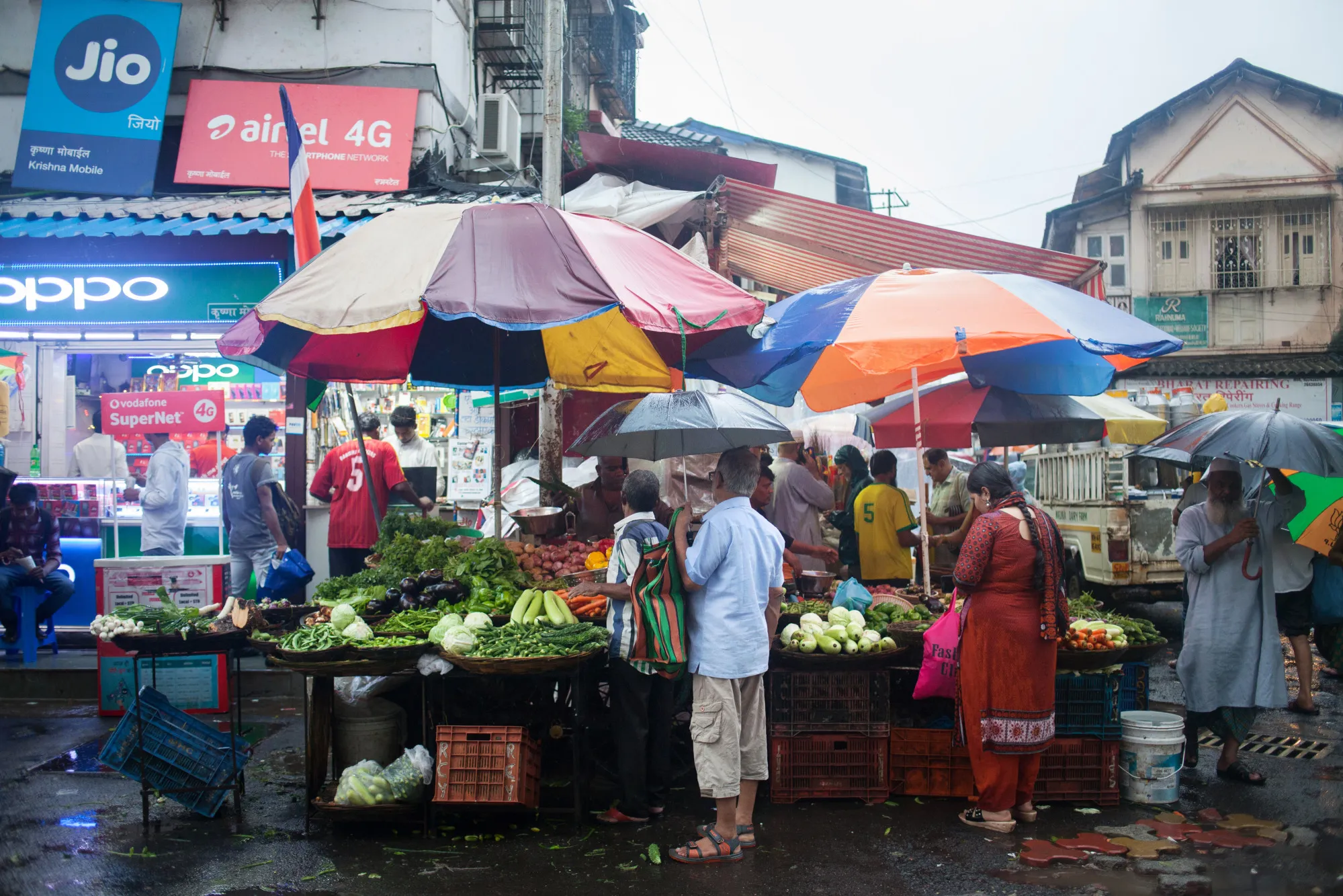 Consumers shop in Mumbai, India.&nbsp;S&amp;P Global Ratings warned it may cut the country’s sovereign ratings if economic growth doesn’t recover.
