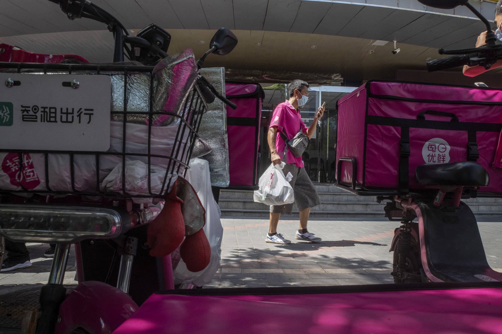 A delivery driver outside a Missfresh warehouse in Beijing.