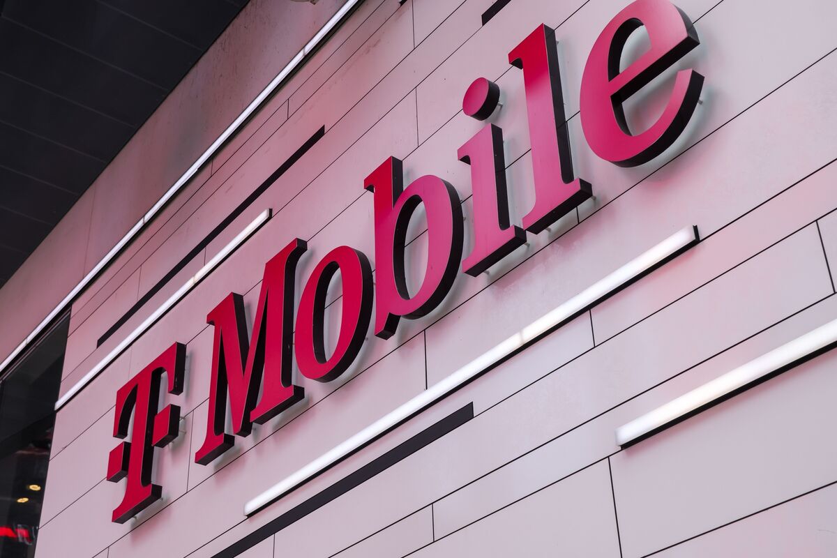 bloomberg.com - Kelcee Griffis - T-Mobile Beats on Wireless Accounts as Loyalty Perks Pay Off
