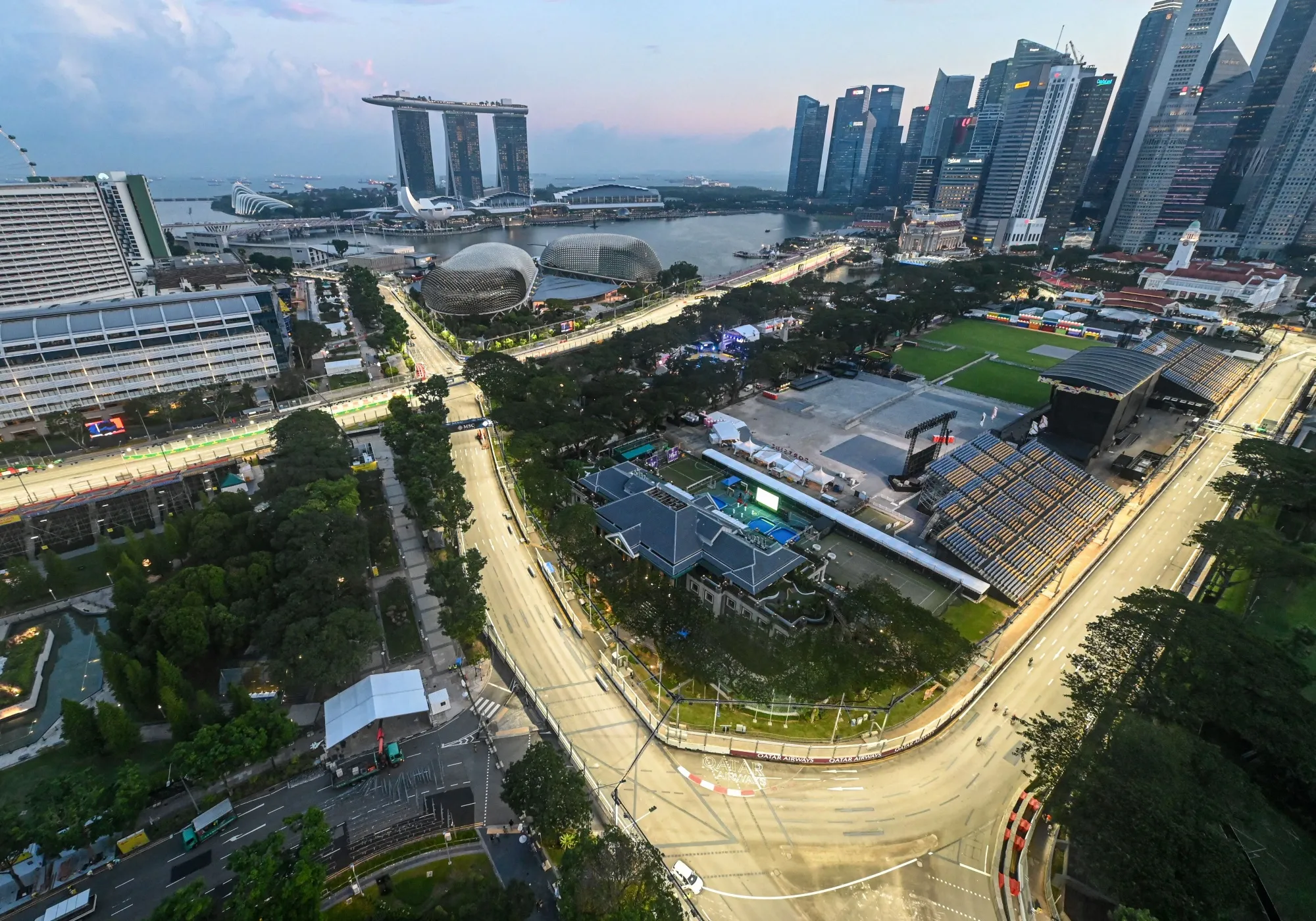 F1 is back in Singapore, with the kings of motor racing battling for pole position tonight,&nbsp;while&nbsp;the Kings of Leon help entertain the crowds.
