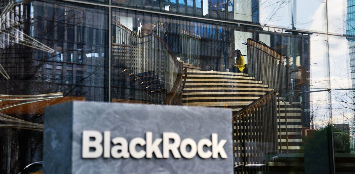 BlackRock Turns Bullish on Short-Term Bonds, Downgrades Stocks