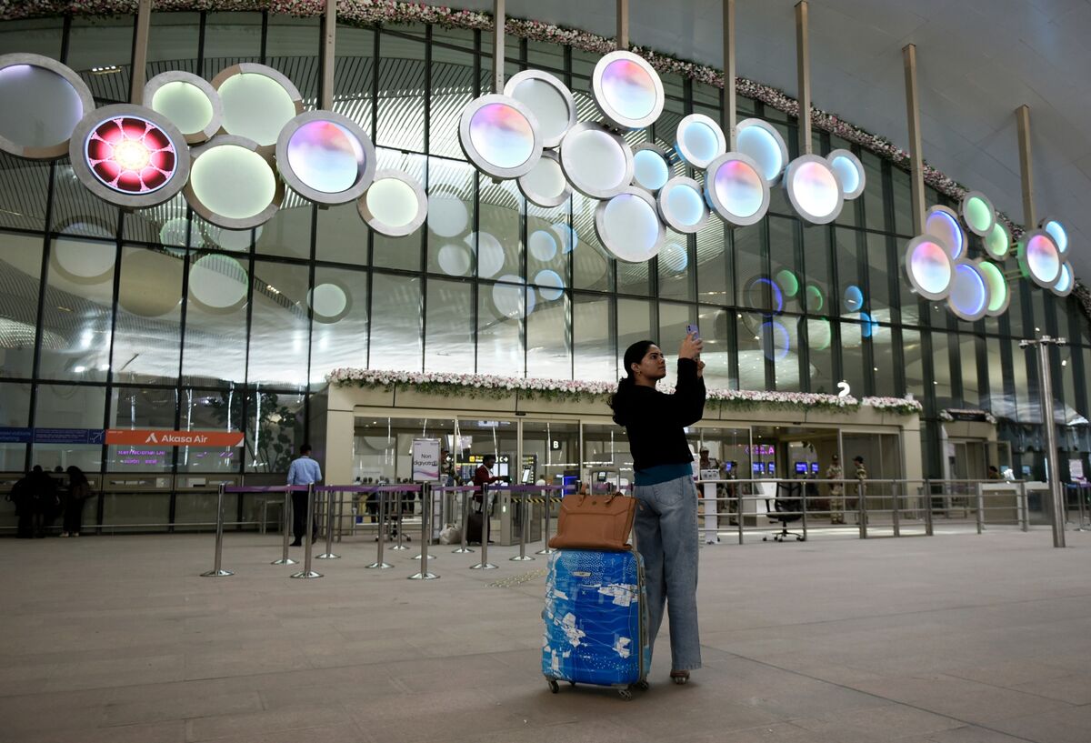 bloomberg.com - Mihir Mishra - India Weighs Letting Airport Owners Run Airlines to Curb Duopoly