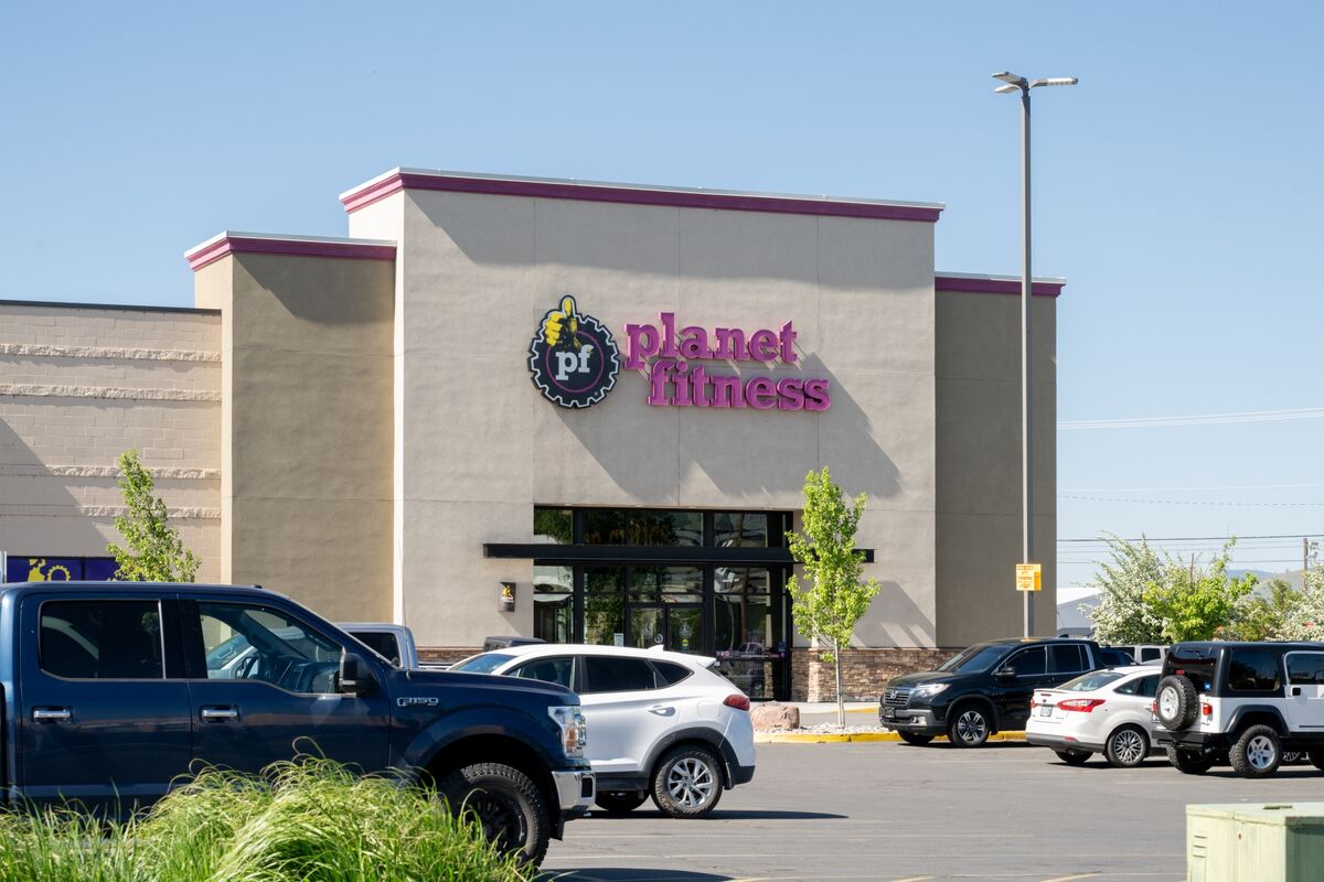 bloomberg.com - Chloe Meley - Planet Fitness Cuts Outlook on Sluggish Member Sign-Ups