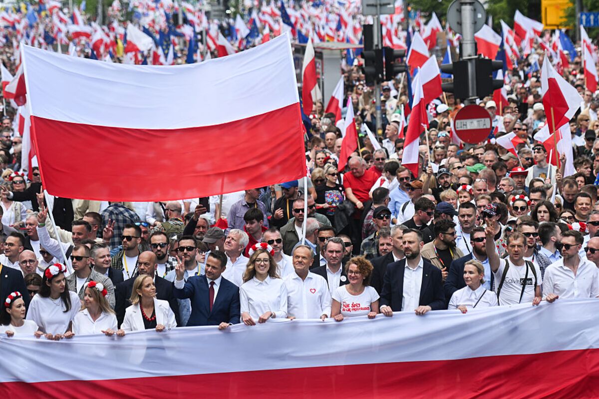🟪"Polonia in Fiamme: Marce di Sostenitori dei Candidati Presidenziali Mettono in Luce le Divisioni Nazionali a Una Settimana dal Ballottaggio"