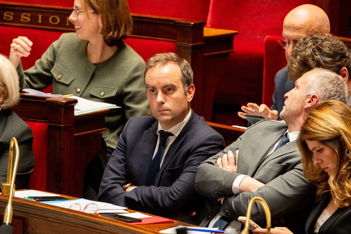 French Bond Outlook Fraught With Risk as Fiscal Dispute Simmers