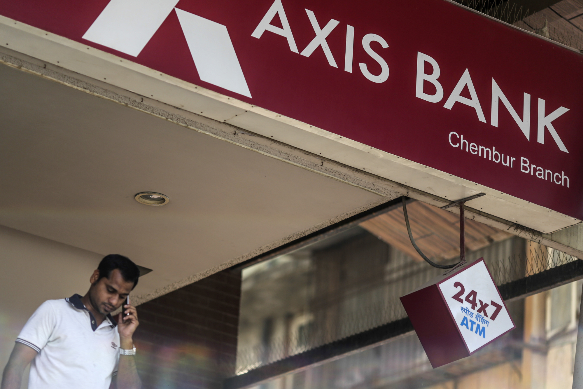 India's Axis Bank Considers a $1.3 Billion Share Sale - Bloomberg