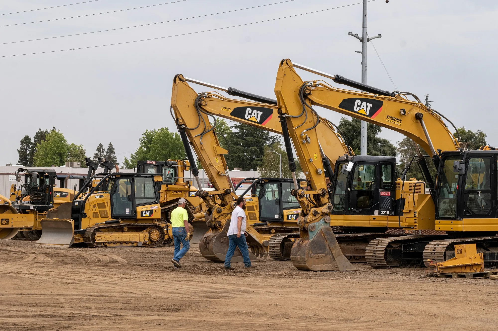 Caterpillar expects&nbsp;dealers to scale back inventory stockpiles as supply chain logjams ease.