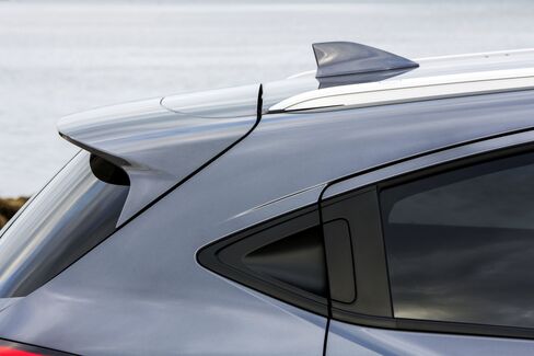 The so-called D pillar on the HR-V is sleek, not swollen.