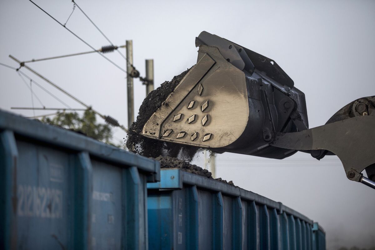 bloomberg.com - Rajesh Kumar Singh - India's Top Coal Miner Cuts Output as Energy Market Diversifies