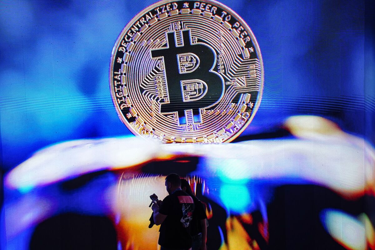 ビットコインが下落、イスラエルのイラン空爆でリスク資産に売り圧力 - Bloomberg