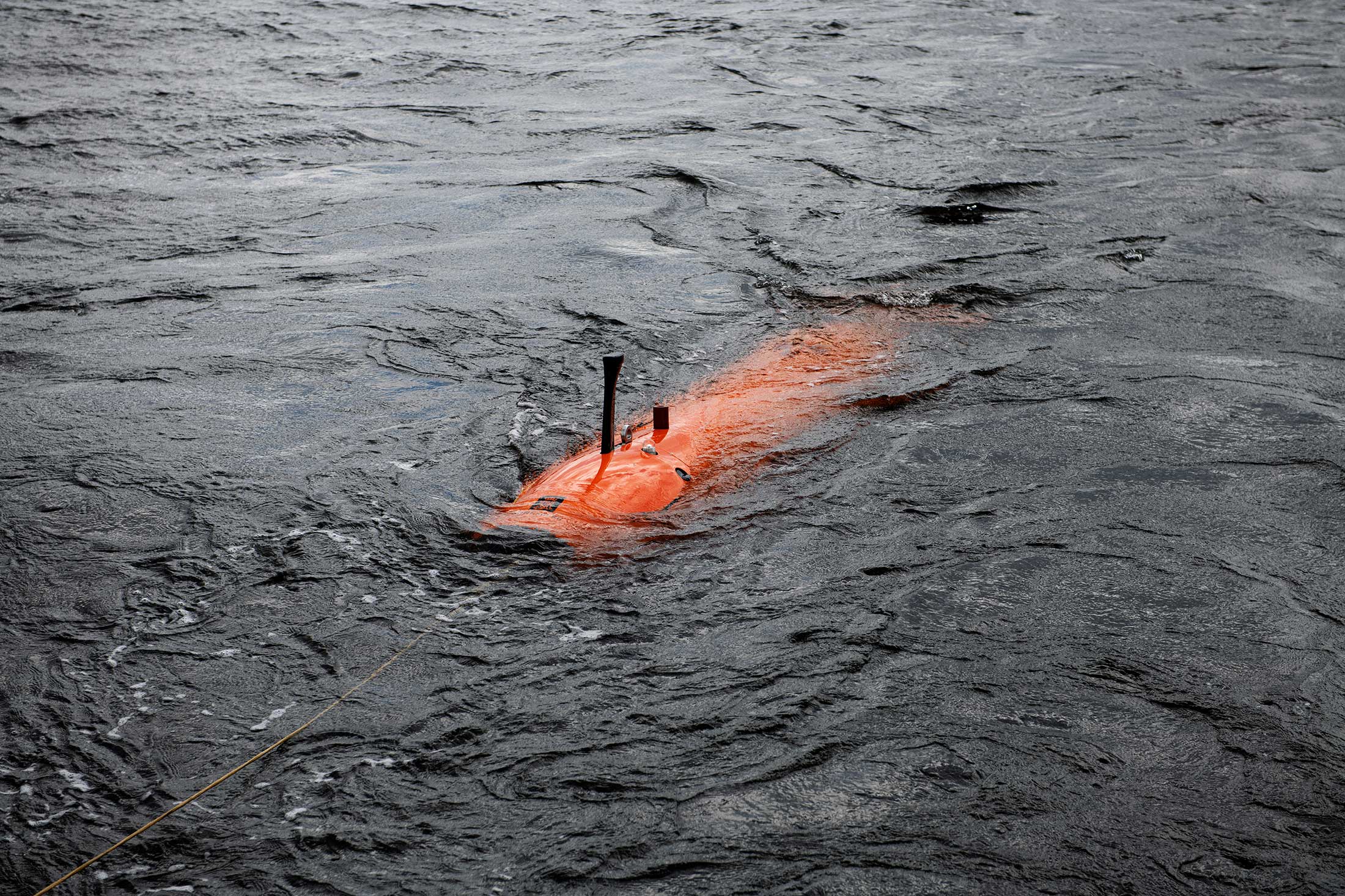 Retrieving a Hugin drone after a test run offshore.