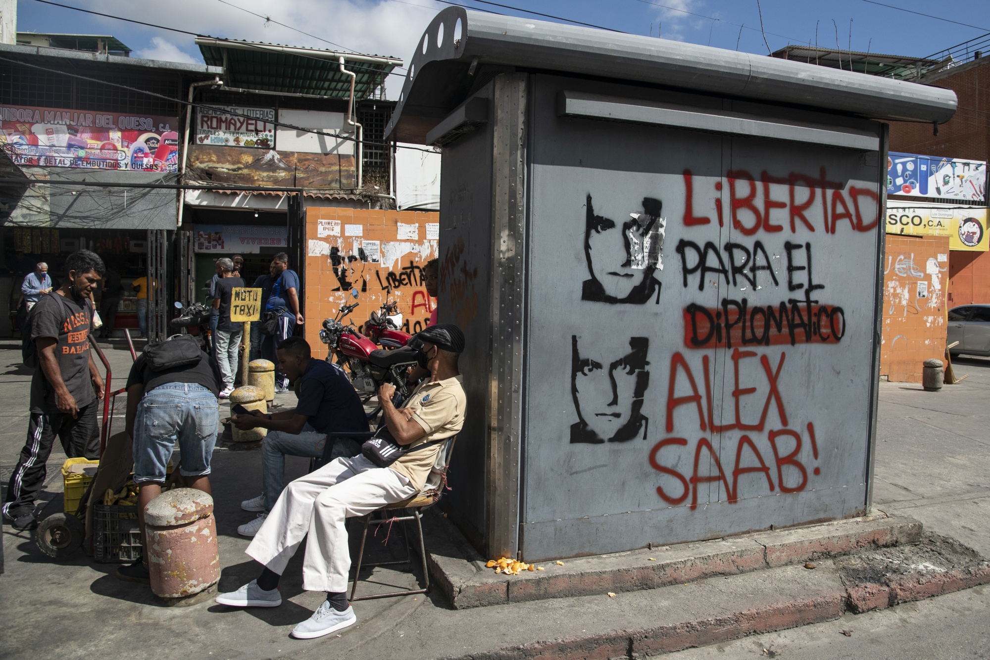 Graffiti que se lee en español "Libertad para el diplomático Alex Saab" En Caracas, el 4 de febrero.