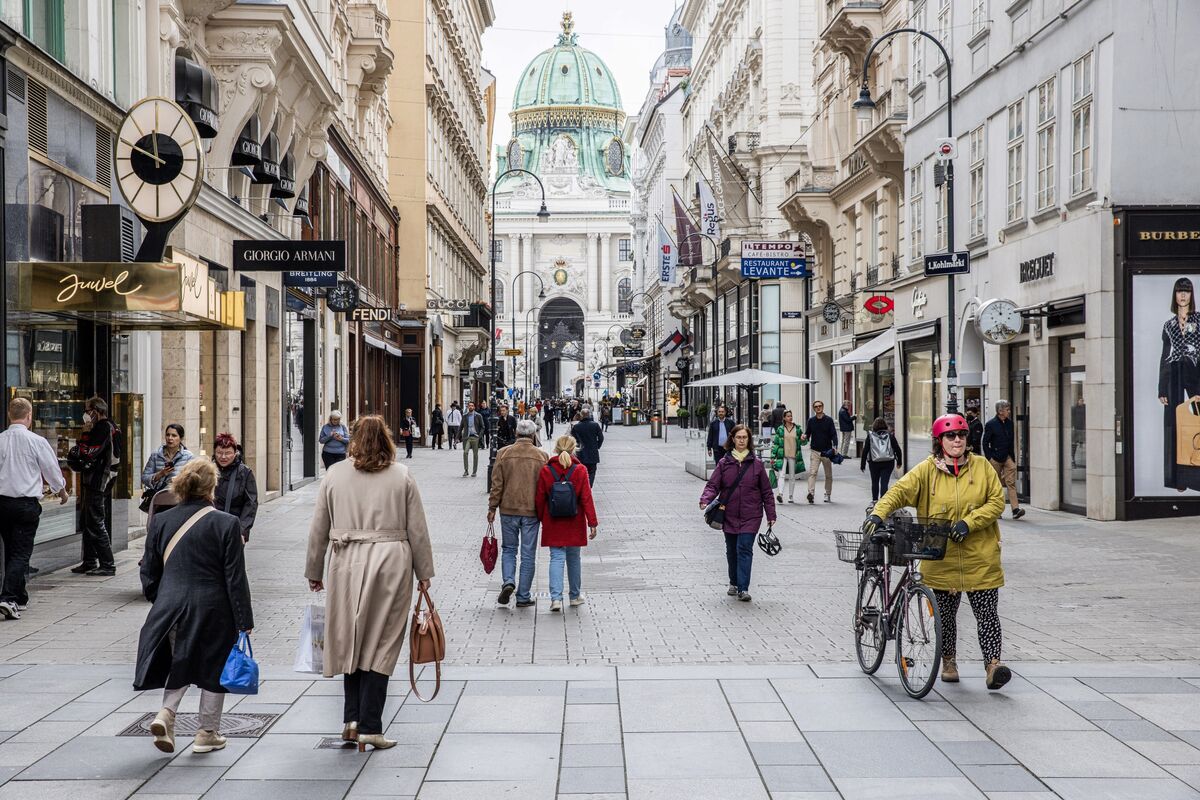 Austria Offers 1,000 Euros in Cash to Calm Inflation Discontent - Bloomberg