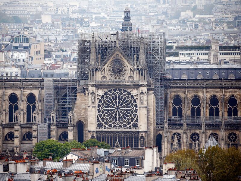 火災で大損害を受けたパリのノートルダム大聖堂