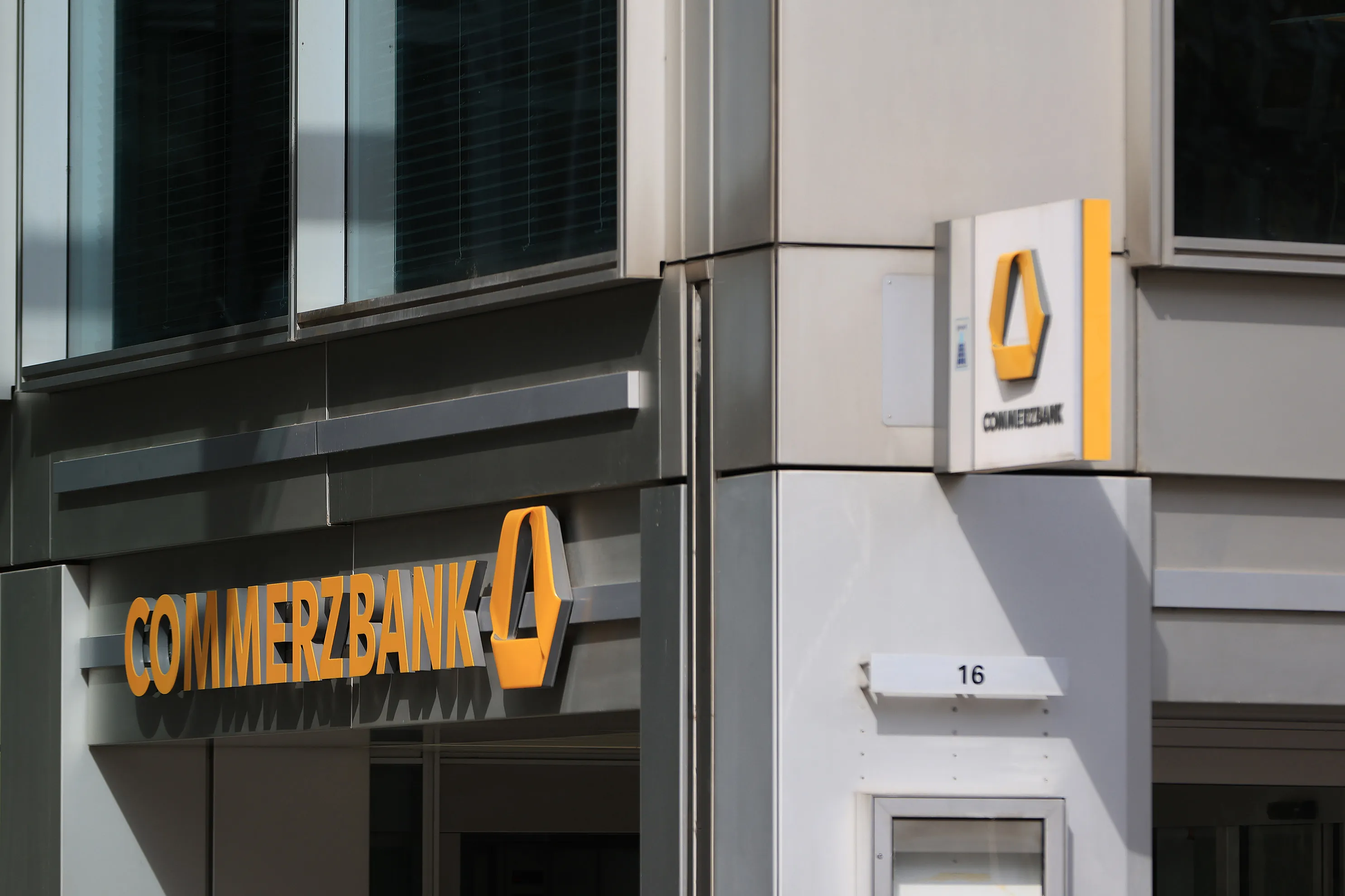 UniCredit Did a Commerzbank Trade - Bloomberg