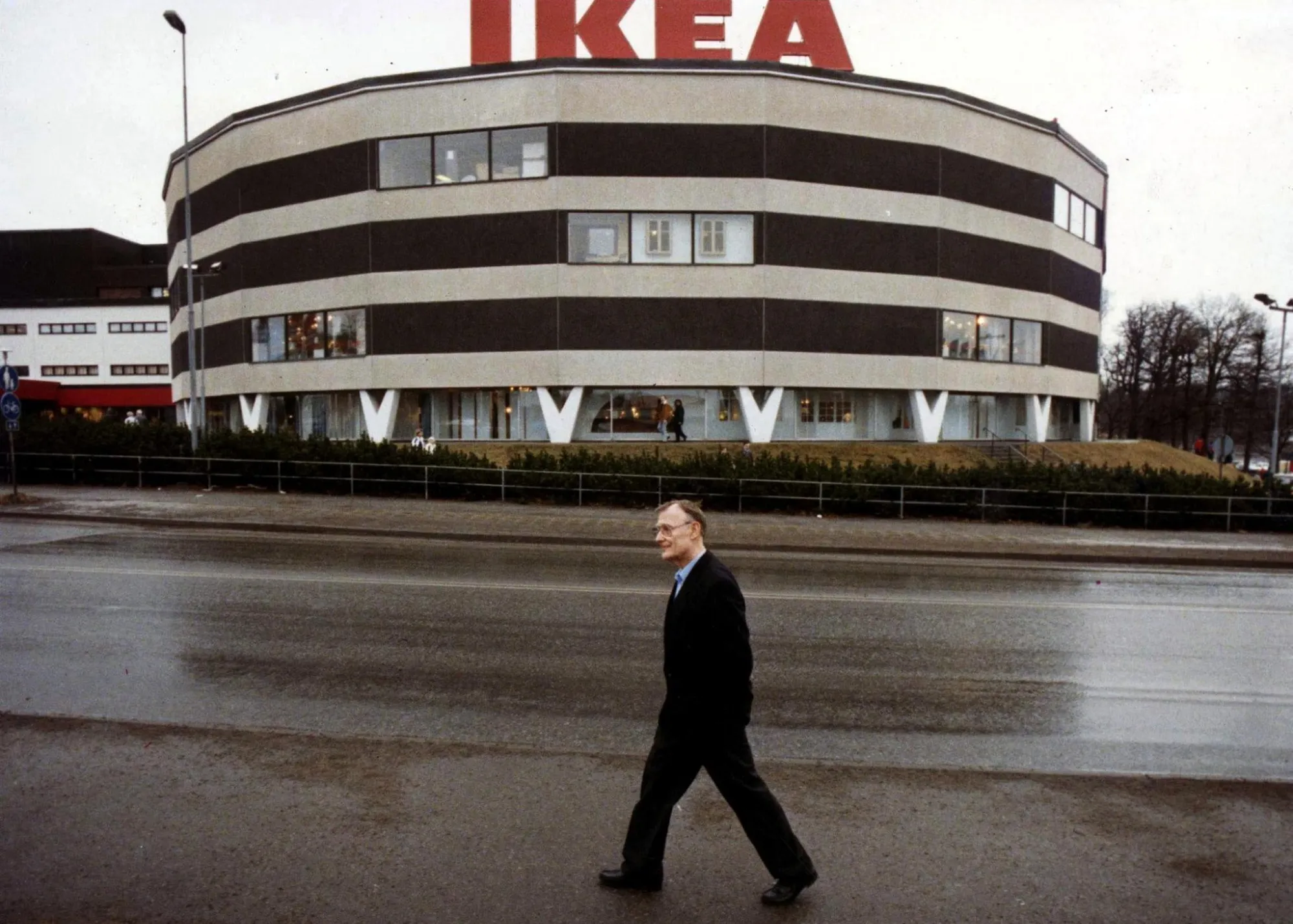 Ingvar Kamprad, người sáng lập chuỗi cửa hàng nội thất IKEA, đứng trước cửa hàng đầu tiên tại Stockholm vào năm 1989.