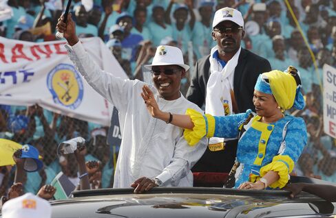 Idriss Deby Itno and his wife wave to supporters on April 8.