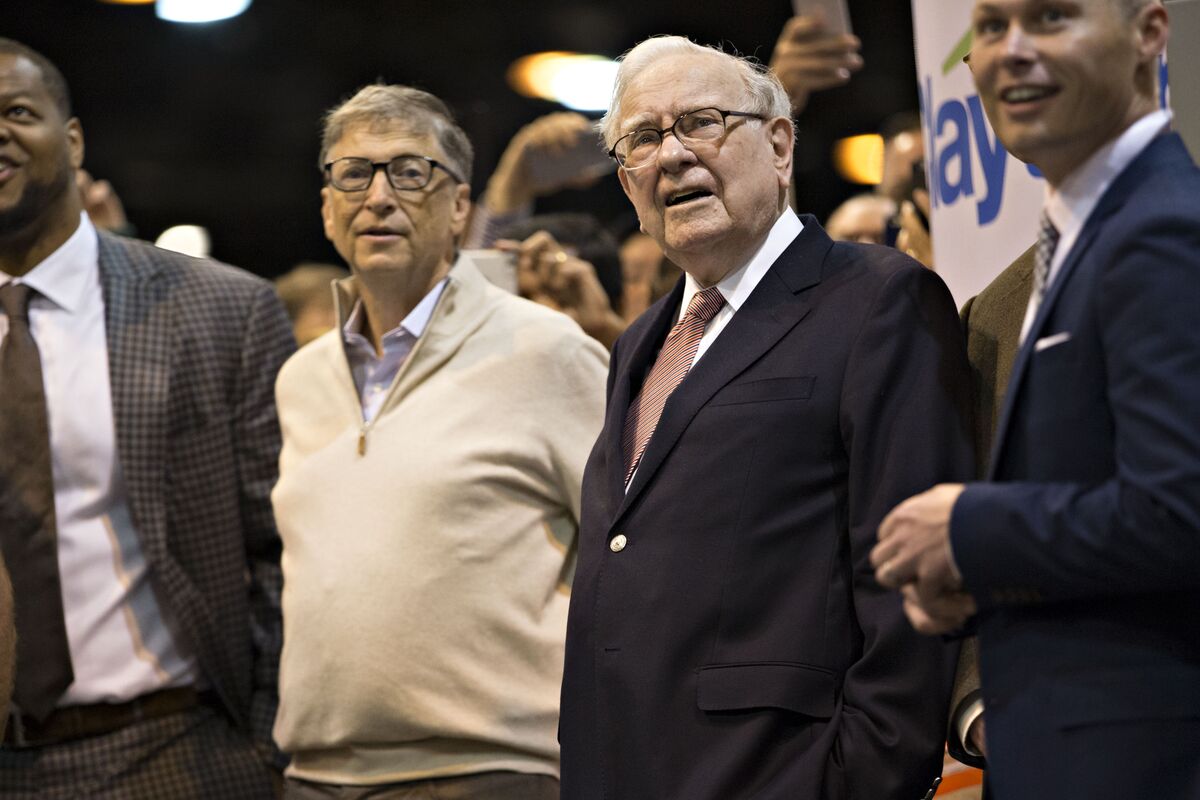 Buffett Delays Gifts to Gates' Charity Amid Epstein Review: WSJ - Bloomberg