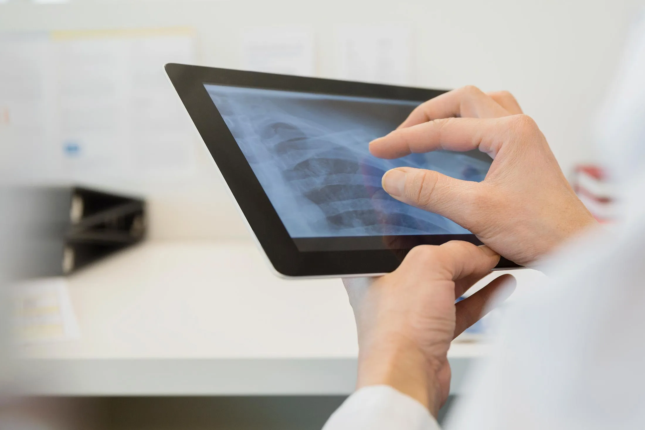 1484059724_tablet-doctor-healthcare