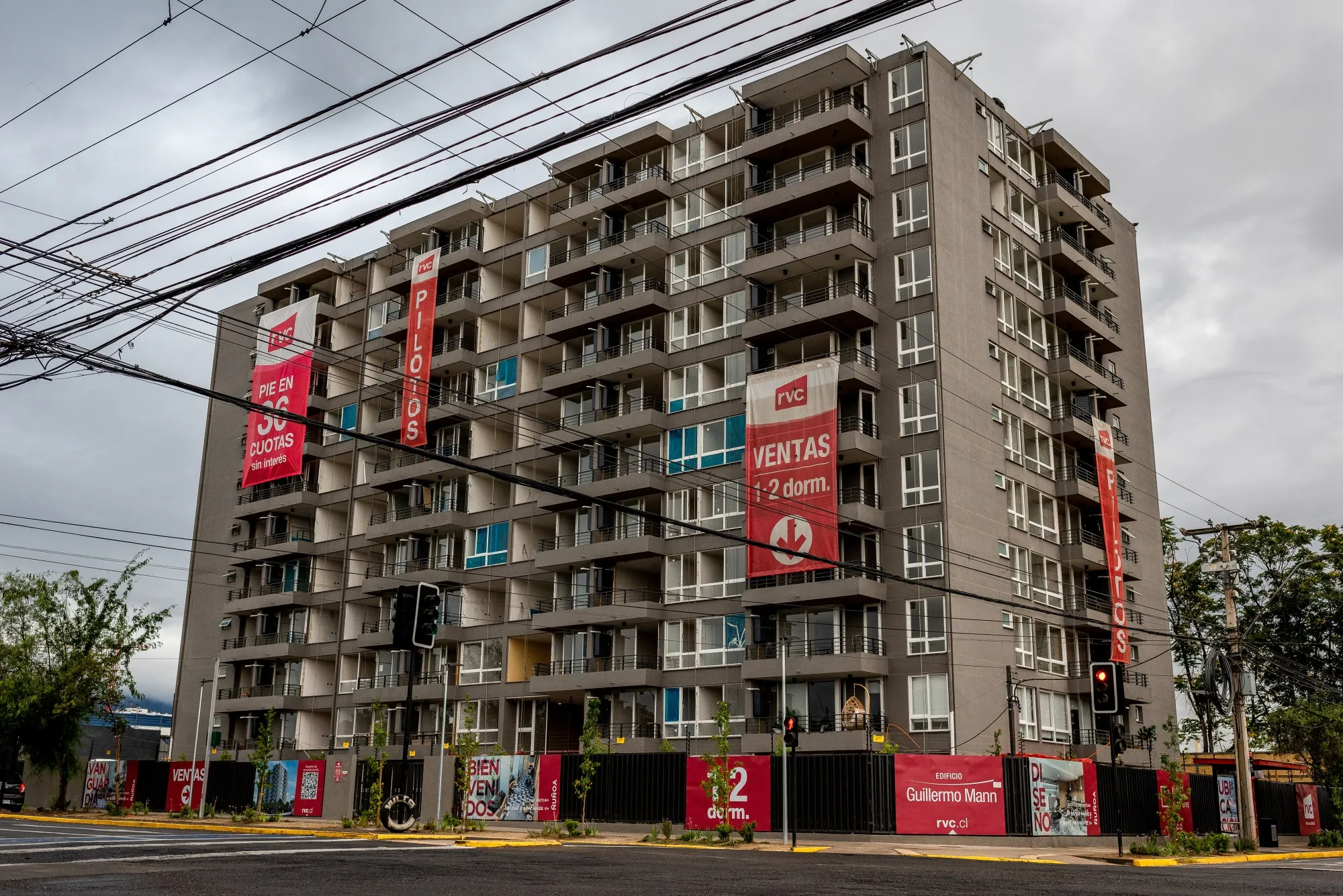 Un edificio terminado en Santiago de Chile, y aún con departamentos disponibles a la venta, algo que no se veía en años recientes.