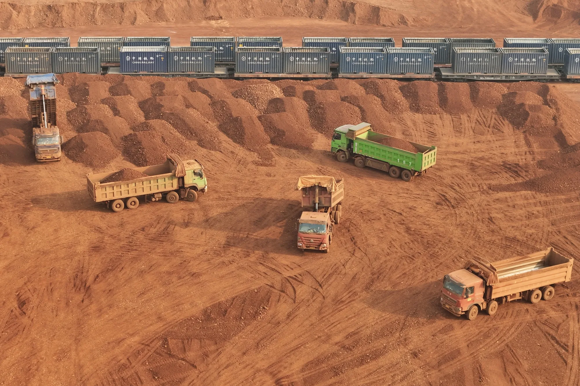 Chalco Agrees to Build Guinea Alumina Plant for $1 Billion - Bloomberg