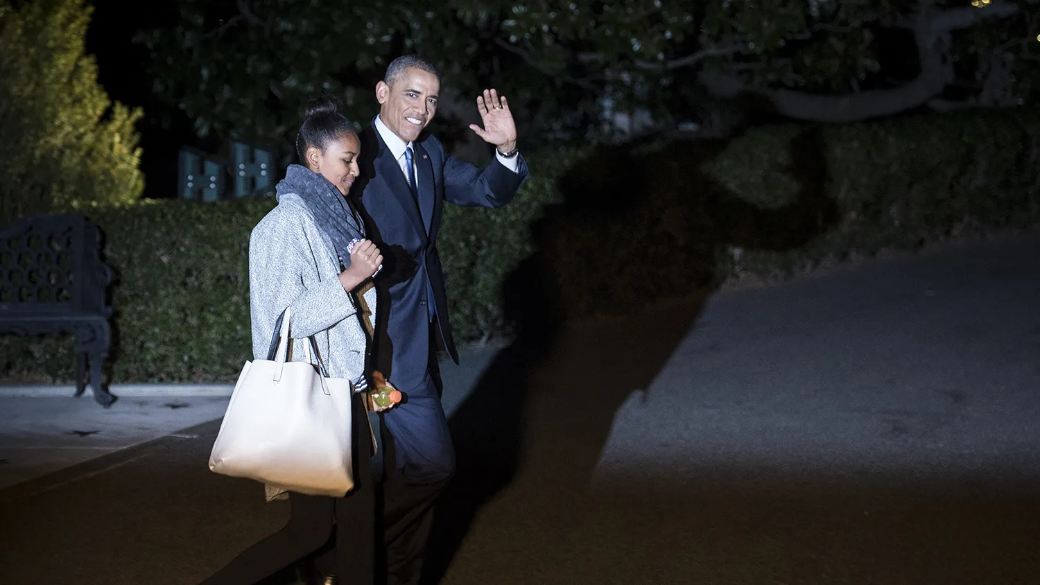 US President Barack Obama and his daughter Sasha walk to Marine One helicopter on the South Lawn of the White House December 19, 2014 in Washington, DC.
