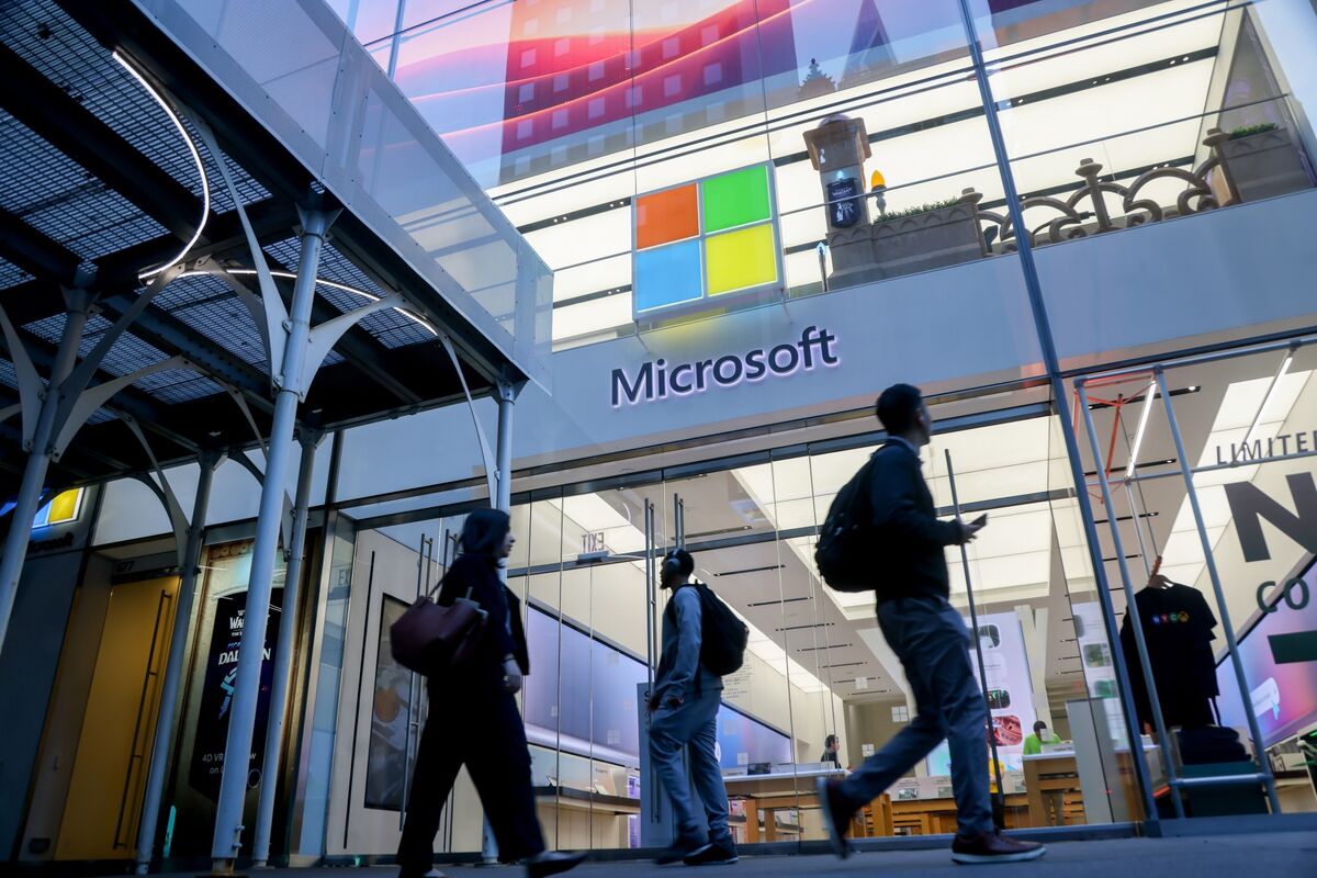 Microsoft Rises as One of Last Analyst Holdouts Turns Bullish