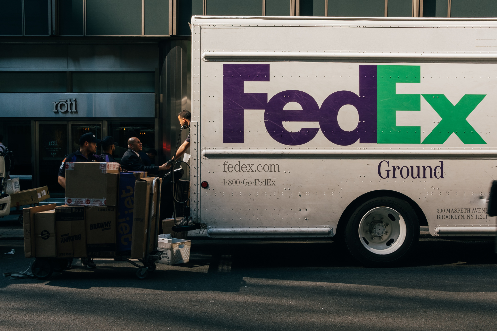 Drivers for an independent contractor to FedEx Corp. deliver packages in New York.