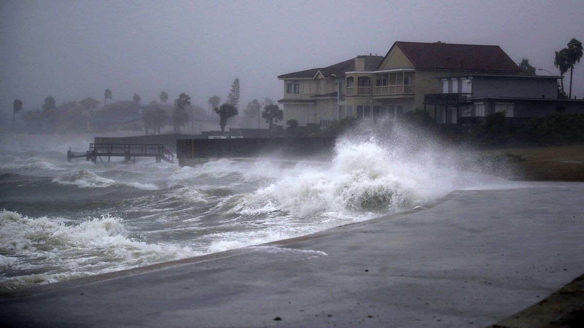 Harvey Deluging Houston Heads for Own Spot in Hurricane History - Bloomberg