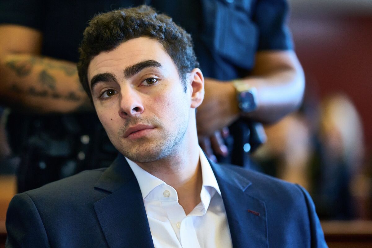 Mangione Asks for 2027 Federal Murder Trial, After State Case