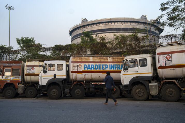 Refineries in Mumbai as Indian Refiners Eye Russian Oil Again Amid Iran Crisis