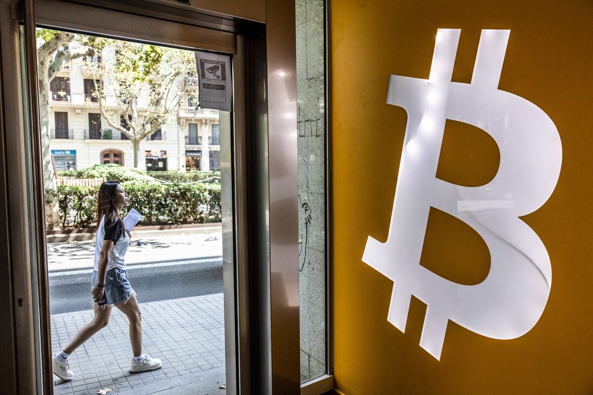 Bitcoin Falls to 21-Month Low on Strategy, Rate-Hike Fears