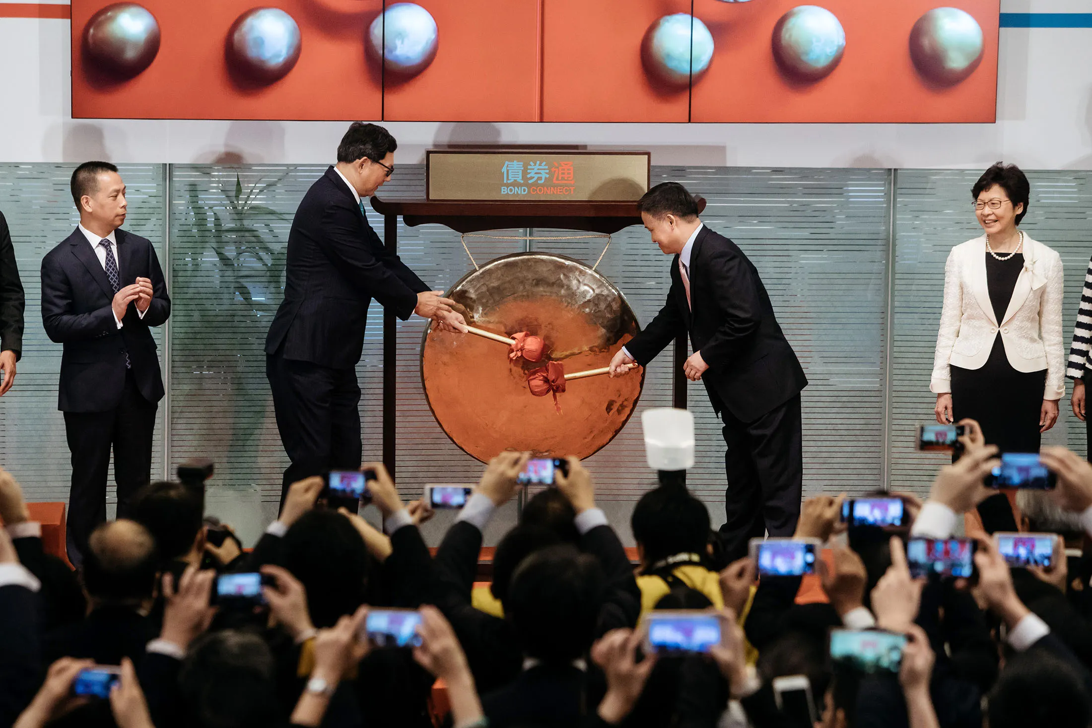 Norman Chan, chief executive of the Hong Kong Monetary Authority, left, and Pan Gongsheng, deputy governor of the People's Bank of China, during the launch ceremony of the China-Hong Kong Bond Connect at the Hong Kong Stock Exchange on July 3.
