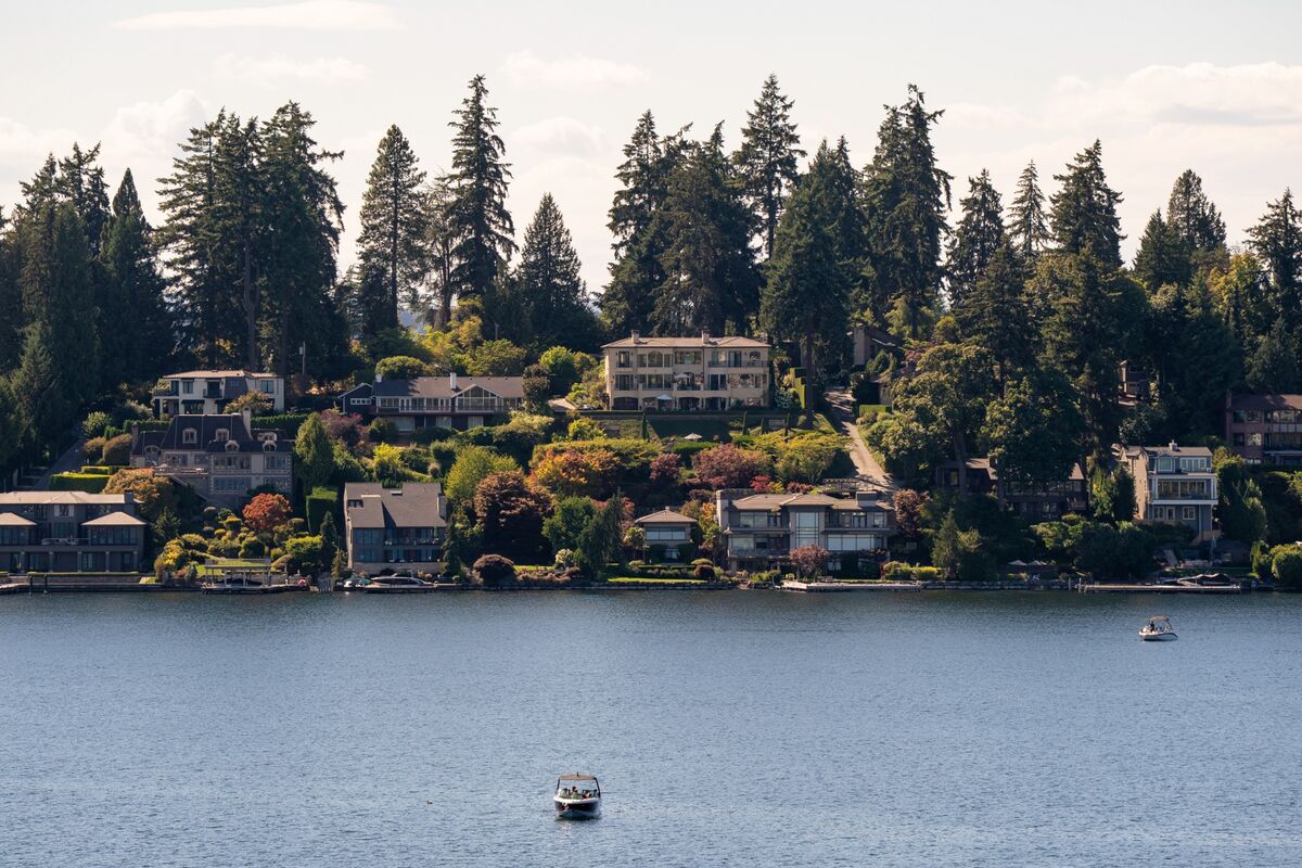 bloomberg.com - Christine Maurus - Tech Job Cuts Are Cooling Seattle's Luxury-Home Frenzy